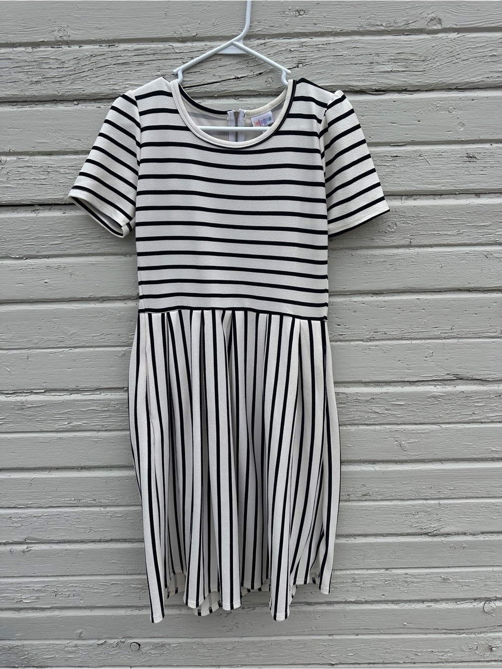 LuLaRoe Short Sleeve Knit Dresses with pockets